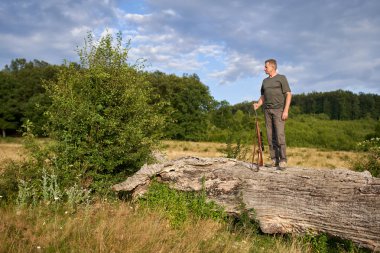 Ormanda tüfekli avcı