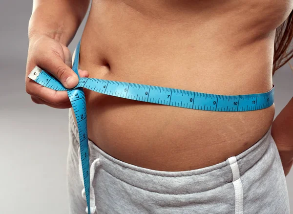 超重妇女使用测量带围绕她的肚子 — 图库照片