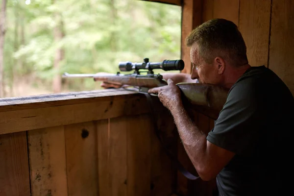 Hra Ranger Pistolí Krmení Místo Pro Divoká Zvířata — Stock fotografie