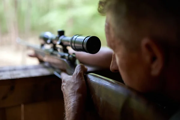 Ranger Jeu Avec Arme Feu Endroit Alimentation Pour Les Animaux — Photo