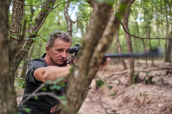 Cazador Con Rifle Bosque — Foto de Stock