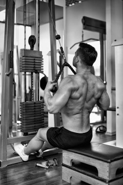 adam kablo makine bir spor salonu, ağırlık kaldırma