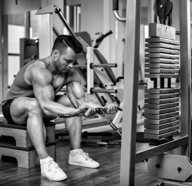 atletik erkek spor ağır ağırlık yukarı çekerek onun pazı çalışma