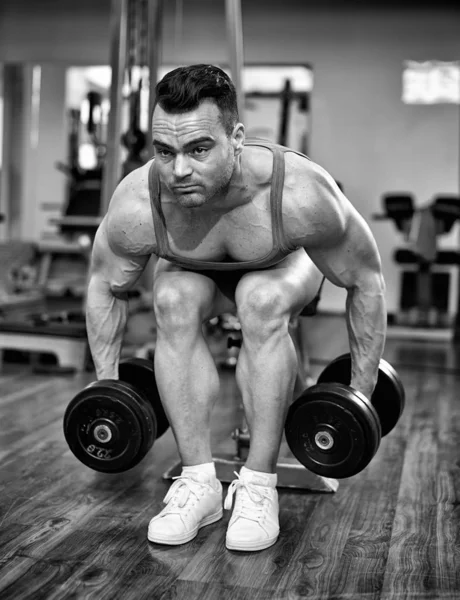 Atletik Genç Adam Modern Bir Spor Salonu Dumbell Ile Çalışma — Stok fotoğraf