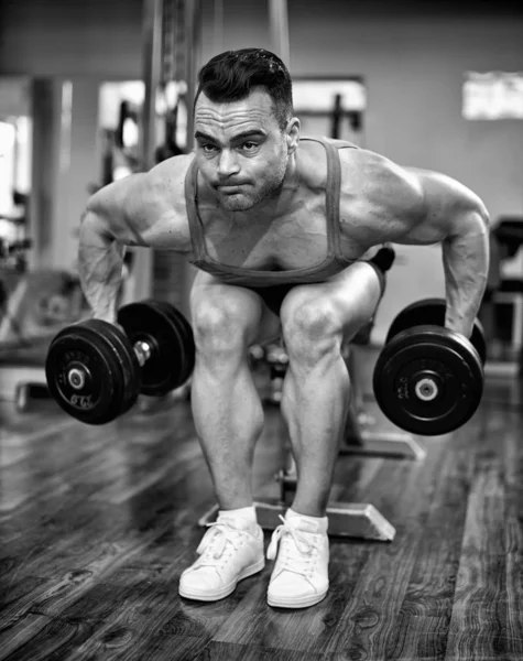 Atletik Genç Adam Modern Bir Spor Salonu Dumbell Ile Çalışma — Stok fotoğraf