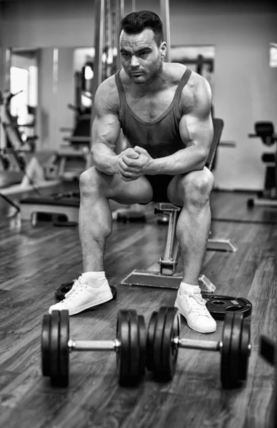 Athlete Resting Concentrating Executing Workout Gym — Stock Photo, Image