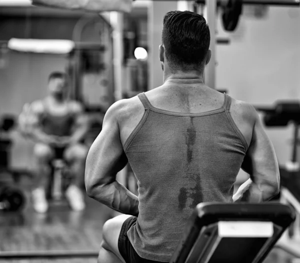 Stark Atletisk Man Gymmet Tittar Sin Reflektion Spegeln Och Förbereder — Stockfoto