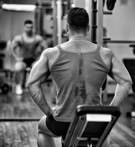 Stark Atletisk Man Gymmet Tittar Sin Reflektion Spegeln Och Förbereder — Stockfoto