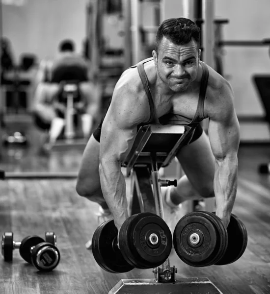 Sırt Kasları Için Dumbbell Satır Egzersiz Yapan Erkek — Stok fotoğraf