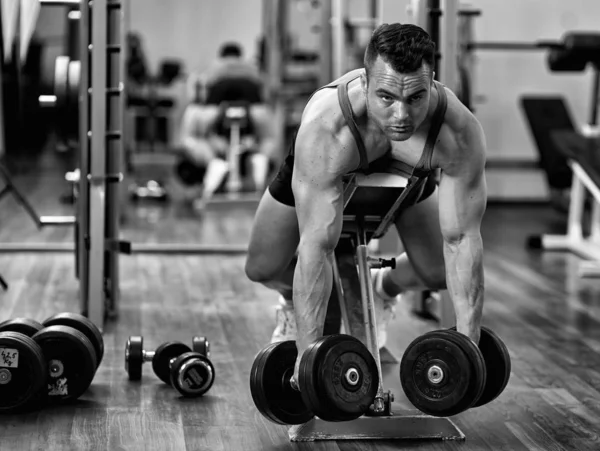 Man Dumbbell Rad Träning För Rygg Muskler — Stockfoto