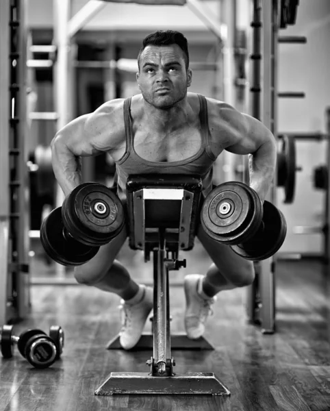 Człowiek Robi Hantle Wiersz Treningu Mięśnie Pleców — Zdjęcie stockowe