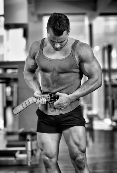 Hombre Sujetando Cinturón Protección Para Levantar Pesas Pesadas Gimnasio —  Fotos de Stock