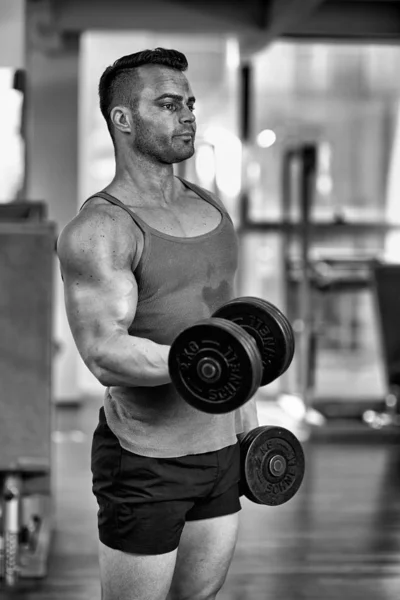 Joven Haciendo Ejercicio Bíceps Con Pesas Gimnasio Moderno — Foto de Stock