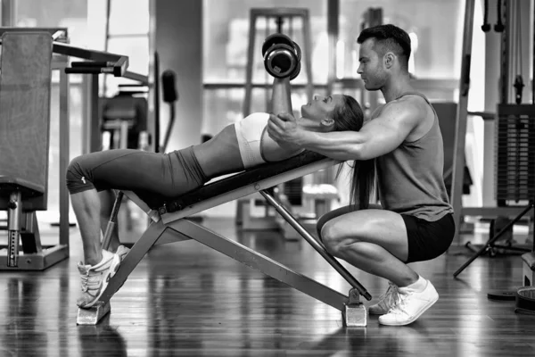 Personal Trainer Aiutare Donna Lavorare Con Manubri — Foto Stock