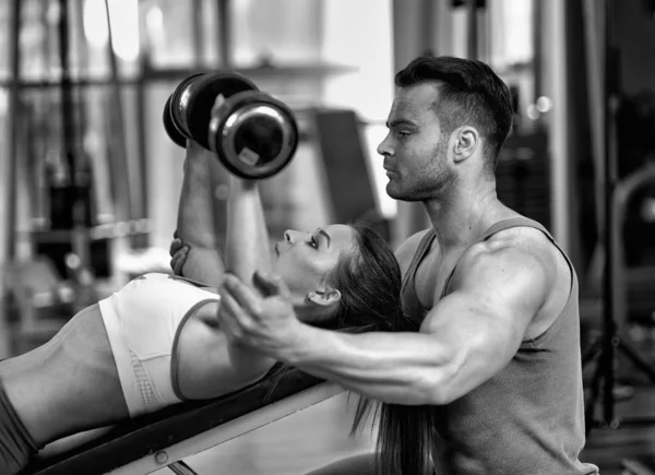 Personal Trainer Ajudando Mulher Trabalhando Com Halteres — Fotografia de Stock