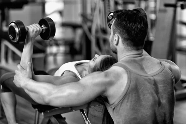 Personal Trainer Hilft Frau Beim Arbeiten Mit Hanteln — Stockfoto