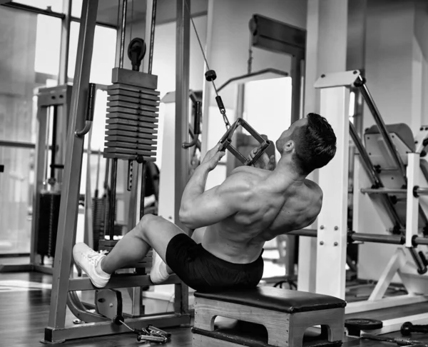 Homme Soulevant Des Poids Machine Câble Dans Une Salle Gym — Photo