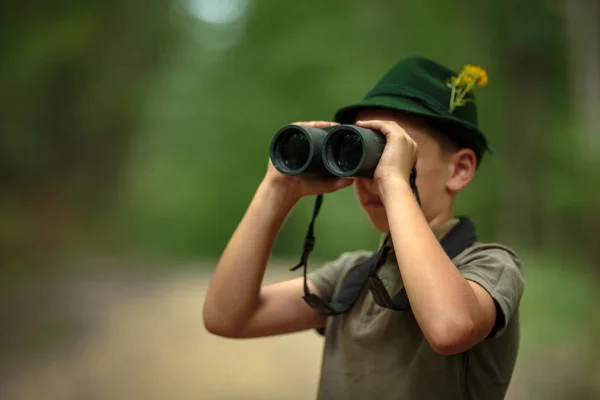 Κοντινά Πλάνα Ενός Νεαρού Αγοριού Ντυμένο Κυνηγός Κιάλια Στο Δάσος — Φωτογραφία Αρχείου