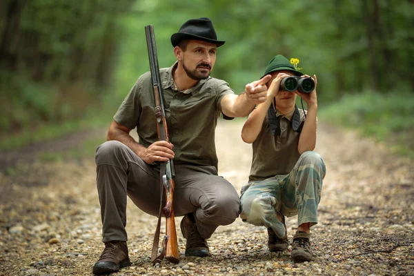 Ranger Ensinando Seu Filho Sobre Detectar Jogo Deserto — Fotografia de Stock