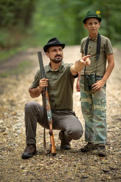 Ranger Teaching His Son Spotting Game Wilderness — Stock Photo, Image