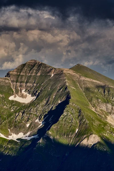 Zomer Landschap Met Hoge Bergen Wolken Een Zomerdag — Stockfoto