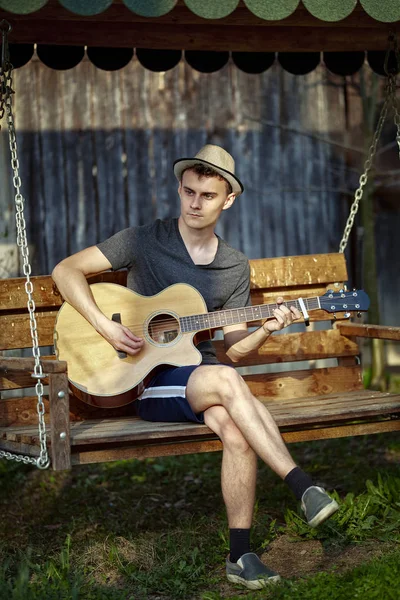 Красивий Молодий Чоловік Грає Гітарі Сидячи Свіжому Повітрі — стокове фото