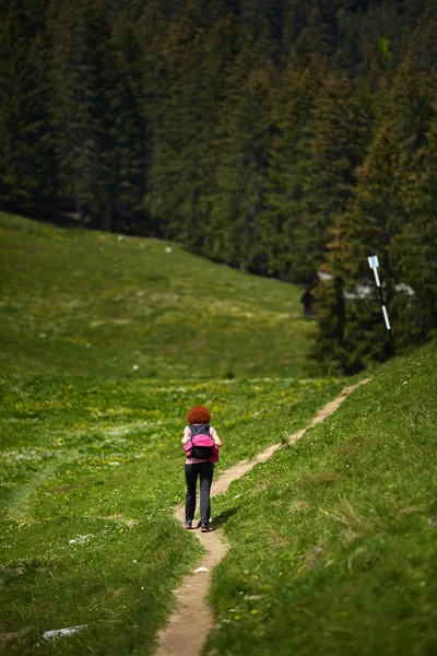Lockige Rothaarige Frau Wandert Auf Einem Pfad Den Bergen — Stockfoto
