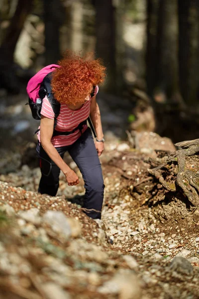 Dağlarda Bir Üzerinde Hiking Kıvırcık Kızıl Saçlı Kadın — Stok fotoğraf