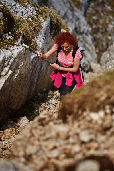 Kudrnatá Zrzka Žena Turistické Stezky Horách — Stock fotografie