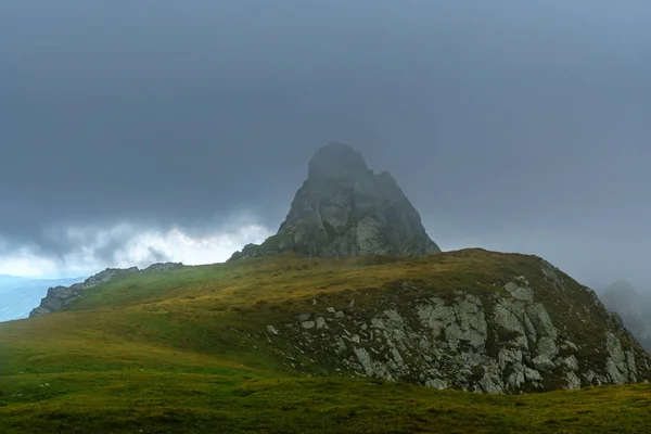 Paysage Alpin Avec Sentier Pédestre Allant Sur Montagne Dans Brume — Photo