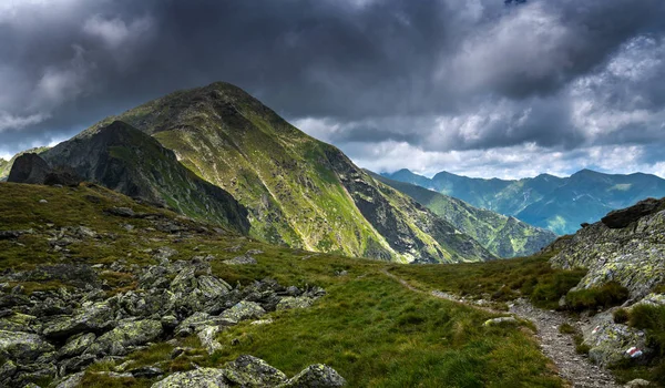 Alpine Landschaft Mit Wanderweg Auf Dem Berg Nebel — Stockfoto