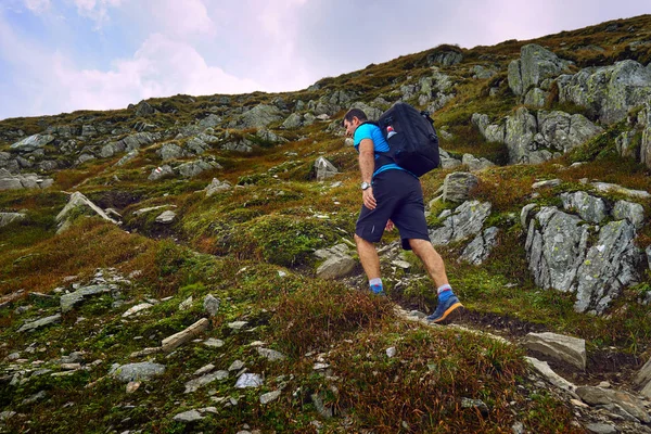 Kaukasiska Man Med Ryggsäck Vandra Stig Klippiga Bergen — Stockfoto