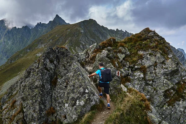 Rocky Dağları Nda Bir Üzerinde Hiking Sırt Çantası Ile Beyaz — Stok fotoğraf