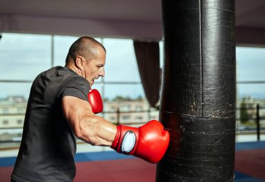 Boksör ağır çanta ile çalışıyor