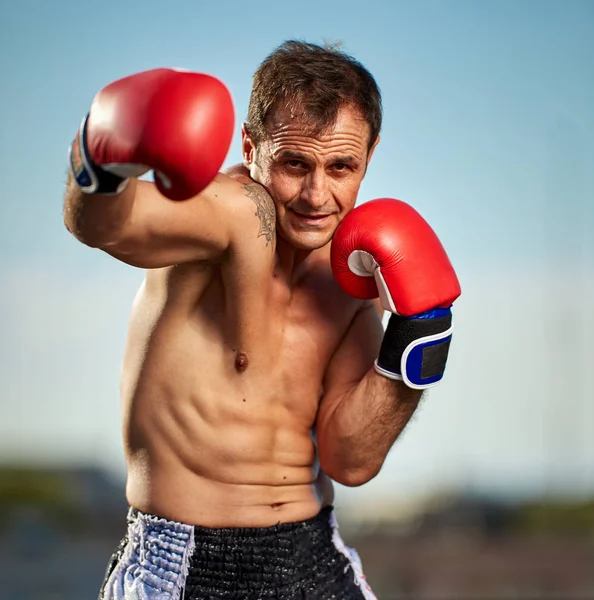 Allenamento Boxer Sul Tetto Tramonto — Foto Stock