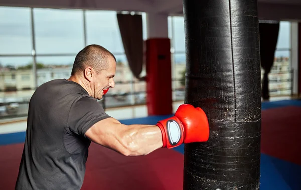 Boxer Werkt Met Heavy Bag — Stockfoto