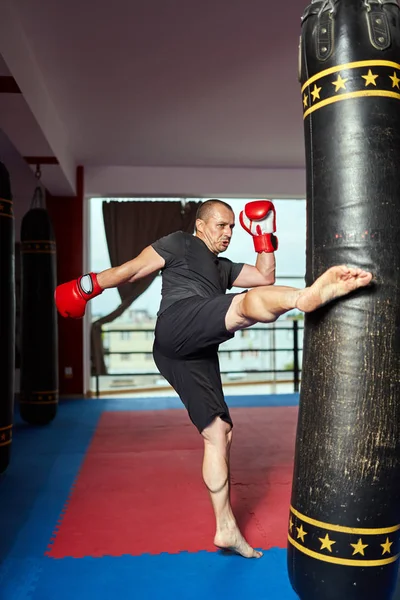Muay Thai Fighter Pateando Bolsa Pesada — Foto de Stock