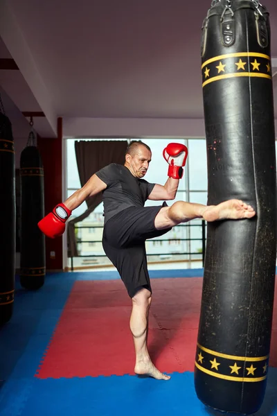 Muay Thai Fighter Sparkar Den Tunga Påsen — Stockfoto