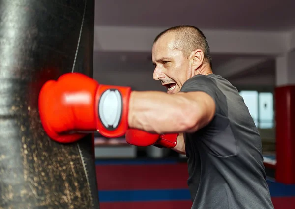 Boxeador Trabajando Con Bolsa Pesada —  Fotos de Stock