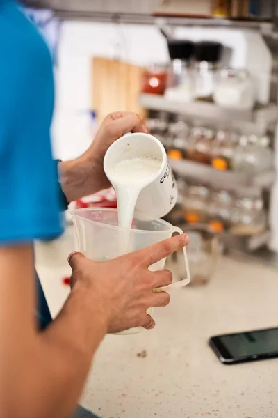 Hombre Vertiendo Leche Una Taza Cocina — Foto de Stock