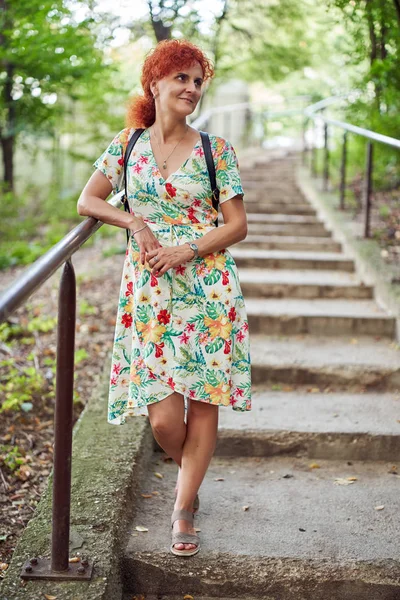 Woman in urban environment — Stock Photo, Image