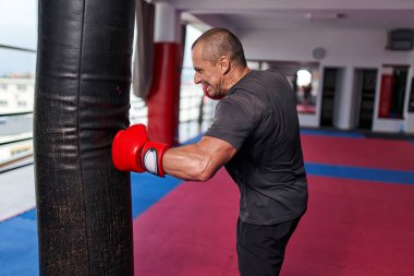 Boksör ağır çanta ile çalışıyor