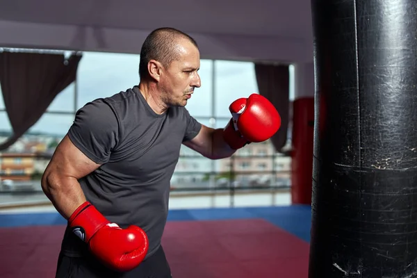 Boxer Arbeitet Mit Der Schweren Tasche — Stockfoto