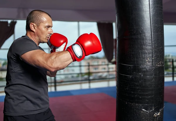 Boxer Werkt Met Heavy Bag — Stockfoto