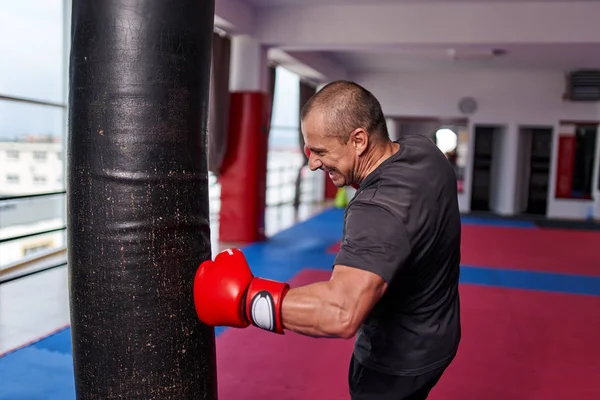 Boxer Arbeitet Mit Der Schweren Tasche — Stockfoto