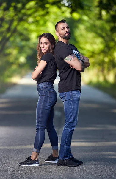 Buiten Portret Van Gelukkig Hispanic Paar Zomeravond — Stockfoto