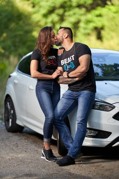 Lyckligt Par Med Sin Nya Moderna Bil — Stockfoto