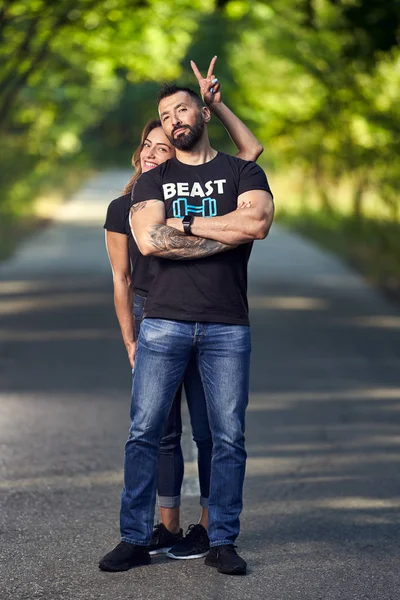 Portrait Extérieur Couple Hispanique Heureux Soirée Été — Photo