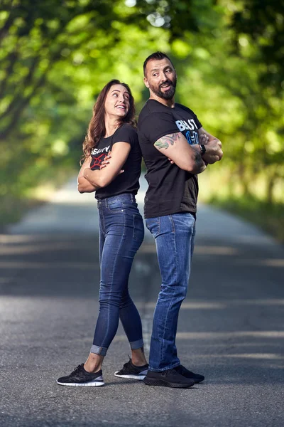 Buiten Portret Van Gelukkig Hispanic Paar Zomeravond — Stockfoto