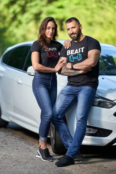 Couple Heureux Avec Leur Nouvelle Voiture Moderne — Photo